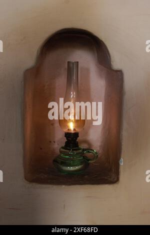 alte Lampe an der Wand Stockfoto