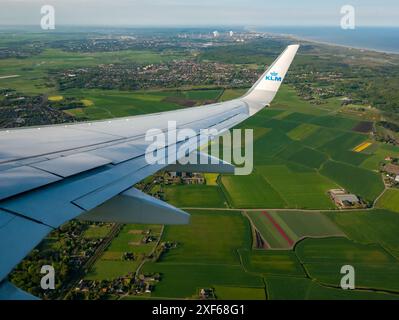 Blick vom KLM-Flugzeugfenster auf die niederländische Landschaft, Niederlande, Europa Stockfoto