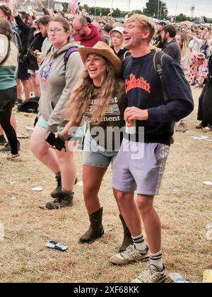 Glastonbury Festival, Glastonbury. 30. Juni 2024. Festivalbesucher genießen Avril Lavignes Auftritt auf der „anderen“ Bühne. Das Festival genoss in diesem Jahr tolles Wetter mit einer Rekordzahl von Menschen, die das breite Musikangebot genossen. Quelle: james jagger/Alamy Live News Stockfoto