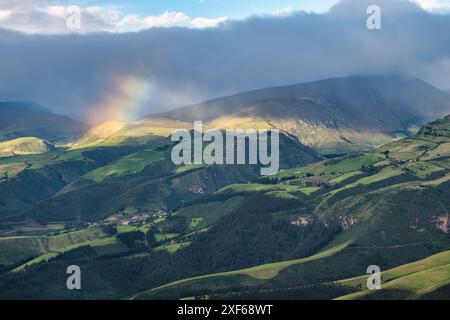 Blick aus dem Flugzeugfenster auf Hügel in der Nähe von Quito mit einem Regenbogen, Ecuador, Südamerika Stockfoto