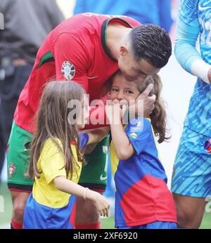 Dortmund, Deutschland. Juni 2024. firo : 22.06.2024, Fußball: UEFA EURO 2024, EM, Europameisterschaft 2024, Gruppenphase, M23, Match 23, Türkei - Portugal Cristiano Ronaldo von Portugal mit Maskottchen Guthaben: dpa/Alamy Live News Stockfoto