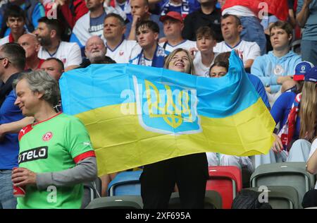 Düsseldorf, Deutschland. Juni 2024. firo : 21.06.2024, Fußball: UEFA EURO 2024, EM, Europameisterschaft 2024, Gruppenphase, M 21, Match 21, SVK, Slowakei - UKR, Ukraine Fans der Ukraine Credit: dpa/Alamy Live News Stockfoto