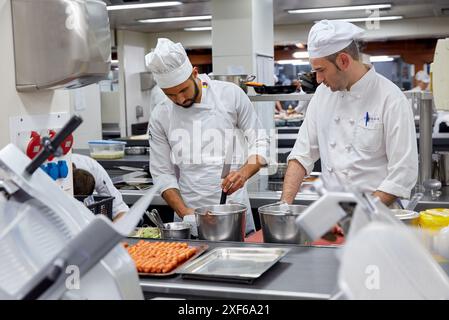 Küche, Martin Berasategi Restaurant, Lasarte, Gipuzkoa, Baskisches Land, Spanien, Europa Stockfoto