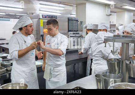 Küche, Martin Berasategi Restaurant, Lasarte, Gipuzkoa, Baskisches Land, Spanien, Europa Stockfoto