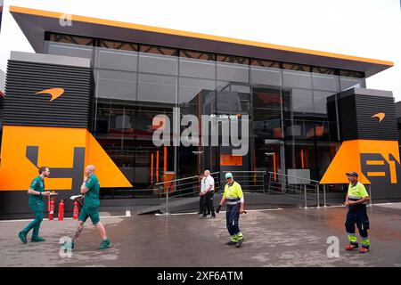 Barcelona, Spanien. Juni 2024. 23.06.2024, Circuit de Catalunya, Barcelona, Formel 1 Aramco Grand Prix von Spanien 2024, im Bild das McLaren Motorhome nach dem Brand. Quelle: dpa/Alamy Live News Stockfoto