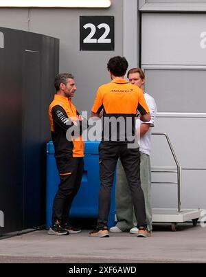 Barcelona, Spanien. Juni 2024. 23.06.2024, Circuit de Catalunya, Barcelona, Formel 1 Aramco Grand Prix von Spanien 2024, im Bild Testfahrer Mick Schumacher (DEU), Mercedes-AMG Petronas Formel 1 Team im Gespräch mit Teamchef Andrea Stella (L) (McLaren Formel 1 Team) und Ingenieur José Manuel López. Quelle: dpa/Alamy Live News Stockfoto