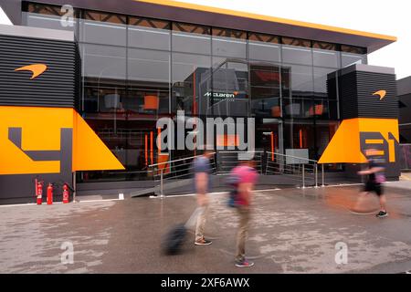 Barcelona, Spanien. Juni 2024. 23.06.2024, Circuit de Catalunya, Barcelona, Formel 1 Aramco Grand Prix von Spanien 2024, im Bild das McLaren Motorhome nach dem Brand. Quelle: dpa/Alamy Live News Stockfoto