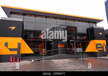 Barcelona, Spanien. Juni 2024. 23.06.2024, Circuit de Catalunya, Barcelona, Formel 1 Aramco Grand Prix von Spanien 2024, im Bild das McLaren Motorhome nach dem Brand. Quelle: dpa/Alamy Live News Stockfoto