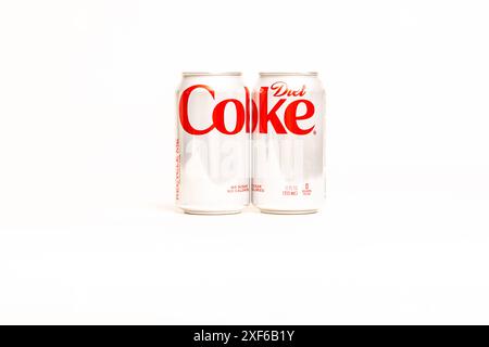 Zwei Diät-Cola-Dosen mit umwickeltem Etikett Stockfoto