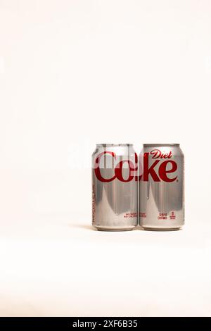 Zwei Diät-Cola-Dosen mit umwickeltem Etikett Stockfoto