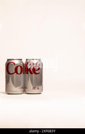 Zwei Diät-Cola-Dosen mit umwickeltem Etikett Stockfoto