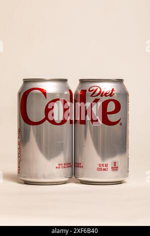 Zwei Diät-Cola-Dosen mit umwickeltem Etikett Stockfoto