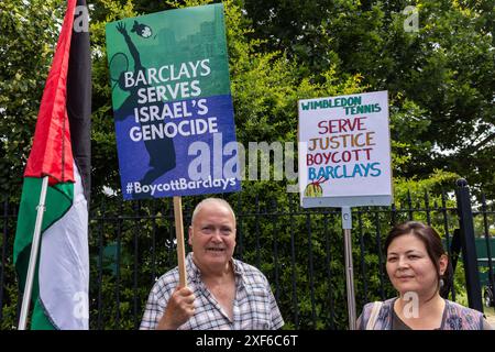 London, Großbritannien. Juli 2024. Pro-palästinensische Aktivisten halten während eines Protestes vor Wimbledon Zeichen, der von der palästinensischen Solidaritätskampagne (PSC), dem Krieg on Want und der Kampagne gegen den Waffenhandel (CAAT) organisiert wird, um hervorzuheben, dass das Tennisturnier Barclays Investitionen und Darlehen an Rüstungsunternehmen fördert, die Waffen und Militärtechnologie an Israel verkaufen. 1 Milliarde an neun Firmen, die Israel Waffen und Militärtechnologie liefern. Quelle: Mark Kerrison/Alamy Live News Stockfoto