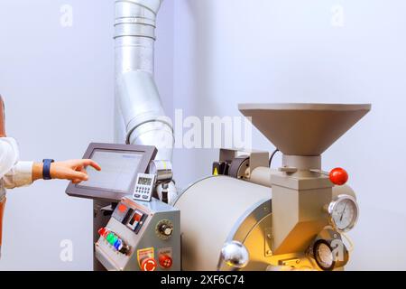 In der Röstmaschine werden rohe Kaffeebohnen gebacken Stockfoto