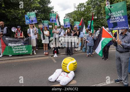 London, Großbritannien. Juli 2024. Pro-palästinensische Aktivisten der palästinensischen Solidaritätskampagne (PSC), des Krieges on Want und der Kampagne gegen den Waffenhandel (CAAT) protestieren außerhalb von Wimbledon gegen das Tennisturnier, das Barclays Investitionen und Darlehen an Rüstungsunternehmen fördert, die Waffen und Militärtechnologie an Israel verkaufen. 1 Milliarde an neun Firmen, die Israel Waffen und Militärtechnologie liefern. Quelle: Mark Kerrison/Alamy Live News Stockfoto