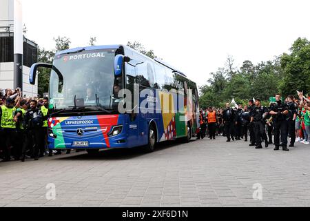 Ankunft der portugiesischen Mannschaft Team Portugal mit dem Bus von Fans umringt GER, Portugal (POR) vs. Slowenien (SVO), Fussball Europameisterschaft, UEFA EURO 2024, Achtelfinale, 01.07.2024 Foto: Eibner-Pressefoto/Roger Buerke Stockfoto