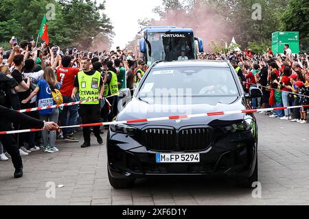 Ankunft der portugiesischen Mannschaft Team Portugal mit dem Bus von Fans umringt GER, Portugal (POR) vs. Slowenien (SVO), Fussball Europameisterschaft, UEFA EURO 2024, Achtelfinale, 01.07.2024 Foto: Eibner-Pressefoto/Roger Buerke Stockfoto