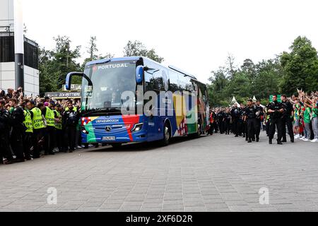 Ankunft der portugiesischen Mannschaft Team Portugal mit dem Bus von Fans umringt GER, Portugal (POR) vs. Slowenien (SVO), Fussball Europameisterschaft, UEFA EURO 2024, Achtelfinale, 01.07.2024 Foto: Eibner-Pressefoto/Roger Buerke Stockfoto