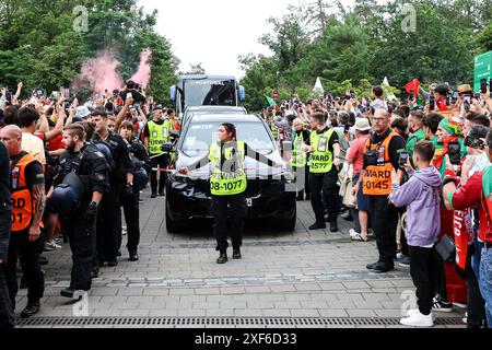 Ankunft der portugiesischen Mannschaft Team Portugal mit dem Bus von Fans umringt GER, Portugal (POR) vs. Slowenien (SVO), Fussball Europameisterschaft, UEFA EURO 2024, Achtelfinale, 01.07.2024 Foto: Eibner-Pressefoto/Roger Buerke Stockfoto