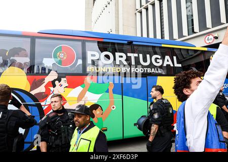 Ankunft der portugiesischen Mannschaft Team Portugal mit dem Bus von Fans umringt GER, Portugal (POR) vs. Slowenien (SVO), Fussball Europameisterschaft, UEFA EURO 2024, Achtelfinale, 01.07.2024 Foto: Eibner-Pressefoto/Roger Buerke Stockfoto