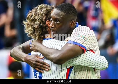 Düsseldorf, Frankreich, Deutschland. Juli 2024. Randal KOLO MUANI aus Frankreich feiert sein Tor mit Antoine GRIEZMANN aus Frankreich während des UEFA Euro 2024-Spiels zwischen Frankreich und Belgien am 1. Juli 2024 in der Merkur Spiel-Arena in Düsseldorf. (Kreditbild: © Matthieu Mirville/ZUMA Press Wire) NUR REDAKTIONELLE VERWENDUNG! Nicht für kommerzielle ZWECKE! Quelle: ZUMA Press, Inc./Alamy Live News Stockfoto