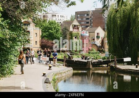 City Road Lock am Regent's Canal in Islington, London, Großbritannien, mit umliegenden Gebäuden Stockfoto