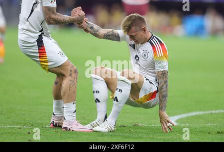 Dortmund, Deutschland. Juni 2024. firo : 23.06.2024, Fußball: UEFA EURO 2024, EM, Europameisterschaft 2024, Gruppenphase, M25, Match 25 Schweiz - Deutschland 1:1 Toni Kroos aus Deutschland auf dem Spielfeld am Boden Credit: dpa/Alamy Live News Stockfoto