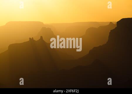 Gelbes Sonnenlicht über dem Grand Canyon bei Sonnenuntergang erzeugt Tiefen und Schatten über den Bergrücken des Südrands Stockfoto