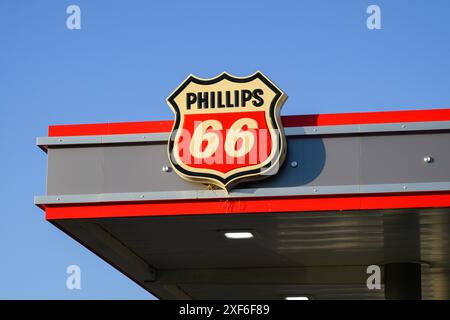 Twin Falls, ID, USA – 24. Juni 2024; Markenzeichen der Philips 66 Tankstelle auf der Markise Stockfoto