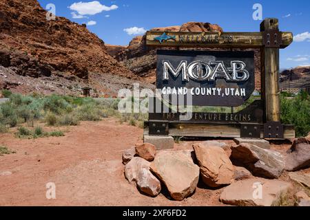 Moab, UT, USA - 11. Juni 2024; Begrüßungsschild in der Landschaft von Moab Grand County Utah mit roten Felsen Stockfoto