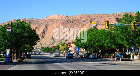 Moab, UT, USA - 13. Juni 2024; Panoramablick auf die Stadt entlang der Main Street US Highway 191 in Moab Utah Stockfoto