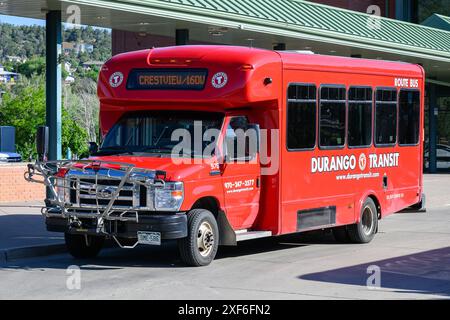 Durango, CO, USA - 14. Juni 2024; Durango Transit Red Bus in Colorado City im Transit Center mit Fahrradständer Stockfoto