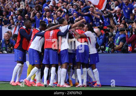 Düsseldorf, Deutschland. Juli 2024. Die Spieler Frankreichs feiern am 1. Juli 2024 in Düsseldorf das Achtelfinale der UEFA Euro 2024 in der Arena Düsseldorf. Quelle: Marco Canoniero/Alamy Live News Stockfoto