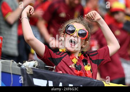 Düsseldorf, Deutschland. Juli 2024. Fans und Anhänger Belgiens während eines Fußballspiels zwischen den französischen Nationalmannschaften Le Bleus und Belgien nannten die Red Devils in einem Achtelfinale des UEFA Euro 2024 Turniers am Montag, den 1. Juli 2024 in Düsseldorf. Quelle: Sportpix/Alamy Live News Stockfoto