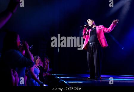 ROTTERDAM - Backstreet Boy Nick Carter während einer Aufführung im Luxor Theater. Das Konzert ist Teil seiner Who I am Tour. ANP IRIS VAN DEN BROEK niederlande aus - belgien aus Stockfoto