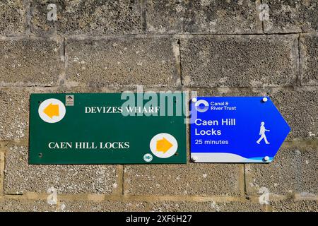 Caen Hill Flight of Locks Schild, Devizes, Wiltshire, West Country, England, UK. Vom Juni 2024. Sommer Stockfoto