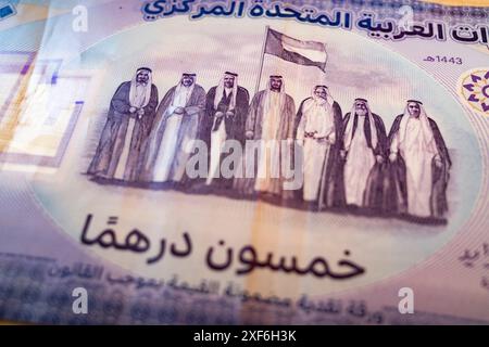 Abu Dhabi, Vereinigte Arabische Emirate. Juli 2024. Stockfotos des Arabischen Emirates Dirham (AED), die die Gründungsväter der sieben emirate zeigen. Der VAE-Dirham (AED) unterliegt verschiedenen wirtschaftlichen und politischen Einflüssen, die seinen Wert beeinflussen. Wirtschaftlich macht die Abhängigkeit der VAE von Ölexporten den AED anfällig für Schwankungen der globalen Ölpreise. Während die Bemühungen um eine Diversifizierung der Wirtschaft im Gange sind, spielt der Ölsektor nach wie vor eine wichtige Rolle. Die Zentralbank der VAE hält einen festen Wechselkurs mit dem US-Dollar an, was Stabilität bietet, aber auch Änderungen des AED zur Folge hat Stockfoto