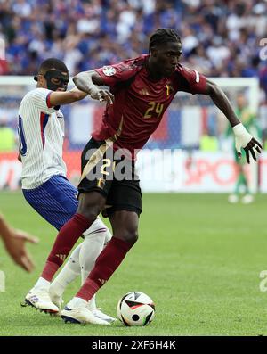 Düsseldorf, Deutschland. Juli 2024. Die Franzosen Kylian Mbappe und Amadou Onana aus Belgien kämpfen um den Ball während eines Fußballspiels zwischen Frankreich und der belgischen Fußballnationalmannschaft Red Devils am Montag, dem 1. Juli 2024 in Düsseldorf, dem Achtelfinale der UEFA Euro 2024. BELGA FOTO BRUNO FAHY Credit: Belga News Agency/Alamy Live News Stockfoto