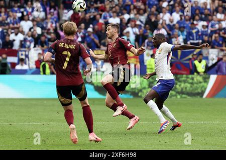 Düsseldorf, Deutschland. Juli 2024. Der Belgier Jan Vertonghen und der Franzose Randal Kolo Muani wurden während eines Fußballspiels zwischen Frankreich und der belgischen Fußballnationalmannschaft Red Devils am Montag, dem 1. Juli 2024 in Düsseldorf, dem Achtelfinale der UEFA Euro 2024, in Aktion gesetzt. BELGA FOTO BRUNO FAHY Credit: Belga News Agency/Alamy Live News Stockfoto