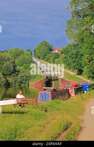 Caen Hill berühmter Flug von 16 Schleusen auf dem Kennet- und Avon-Kanal, Devizes, Wiltshire, England. Aufgenommen Im Sommer, Juni 2024 Stockfoto