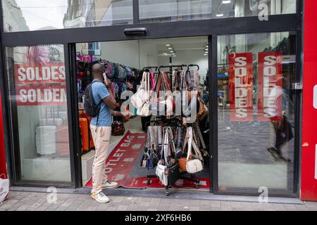 Brüssel, Belgien Juli 2024. Ein Schild mit Werberabatten gibt es während des offiziellen Start der Sommerverkäufe am Montag, den 1. Juli 2024 in der Nieuwstraat, Brüssel. BELGA PHOTO JONAS ROOSENS Credit: Belga News Agency/Alamy Live News Stockfoto