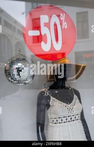 Brüssel, Belgien Juli 2024. Ein Schild mit Werberabatten gibt es während des offiziellen Start der Sommerverkäufe am Montag, den 1. Juli 2024 in der Nieuwstraat, Brüssel. BELGA PHOTO JONAS ROOSENS Credit: Belga News Agency/Alamy Live News Stockfoto