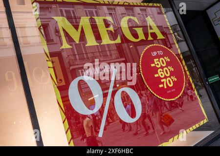 Brüssel, Belgien Juli 2024. Ein Schild mit Werberabatten gibt es während des offiziellen Start der Sommerverkäufe am Montag, den 1. Juli 2024 in der Nieuwstraat, Brüssel. BELGA PHOTO JONAS ROOSENS Credit: Belga News Agency/Alamy Live News Stockfoto