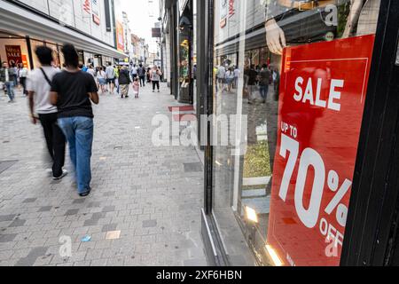 Brüssel, Belgien Juli 2024. Ein Schild mit Werberabatten gibt es während des offiziellen Start der Sommerverkäufe am Montag, den 1. Juli 2024 in der Nieuwstraat, Brüssel. BELGA PHOTO JONAS ROOSENS Credit: Belga News Agency/Alamy Live News Stockfoto