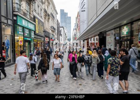 Brüssel, Belgien Juli 2024. Während des offiziellen Sommerverkaufs am Montag, dem 1. Juli 2024, in der Nieuwstraat, Brüssel, werden Menschen in einer Einkaufsstraße gesehen. BELGA PHOTO JONAS ROOSENS Credit: Belga News Agency/Alamy Live News Stockfoto