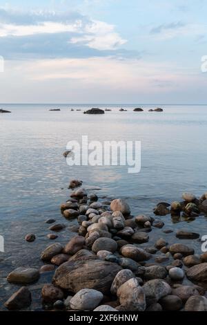 Eine ruhige Meereslandschaft mit Felsen, die in ruhiges Wasser führen, im Awenda Provincial Park, Ontario, Kanada Stockfoto