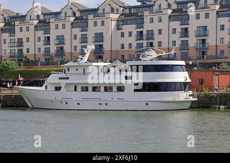 Kleiner Hubschrauber und Hubschrauberlandeplatz an Bord eines Bootes (Miss Conduct) Bristol Docks. Juli 2022. Sommer. Stockfoto
