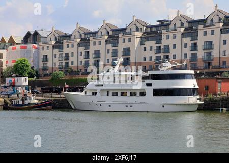 Kleiner Hubschrauber und Hubschrauberlandeplatz an Bord eines Bootes (Miss Conduct) Bristol Docks. Juli 2022. Sommer. Stockfoto