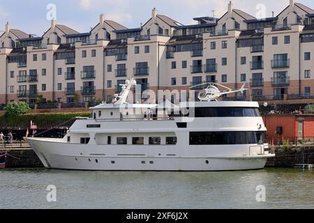 Kleiner Hubschrauber und Hubschrauberlandeplatz an Bord eines Bootes (Miss Conduct) Bristol Docks. Juli 2022. Sommer. Stockfoto