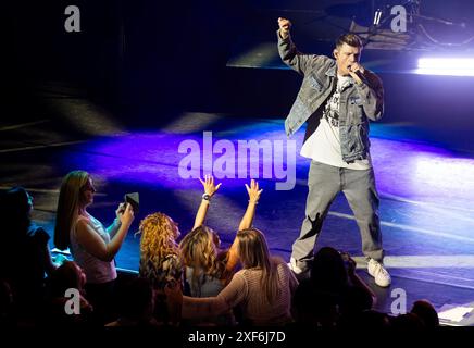 ROTTERDAM - Backstreet Boy Nick Carter während einer Aufführung im Luxor Theater. Das Konzert ist Teil seiner Who I am Tour. ANP IRIS VAN DEN BROEK niederlande aus - belgien aus Stockfoto